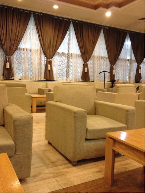 Lounge thumbnail 1