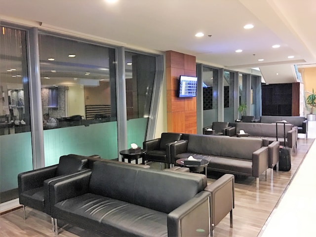 Lounge thumbnail 2