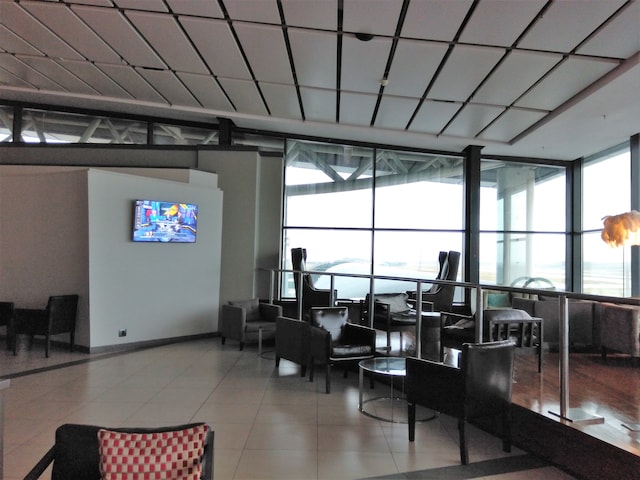 Lounge thumbnail 4