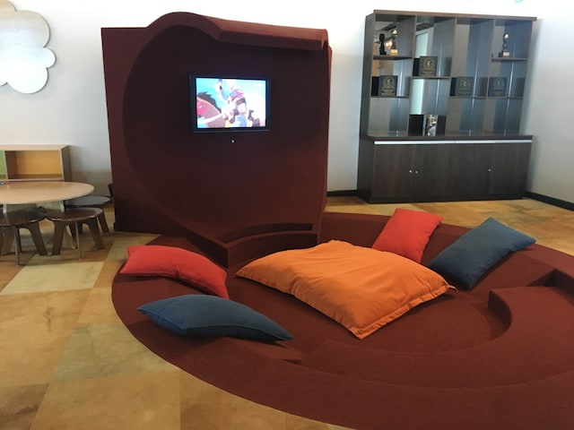 Lounge thumbnail 2