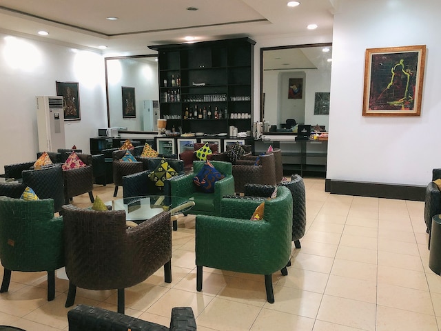 Lounge thumbnail 1