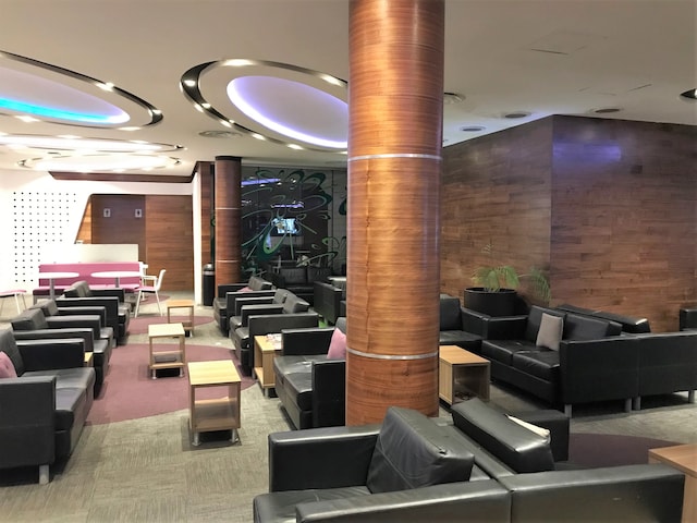 Lounge thumbnail 2