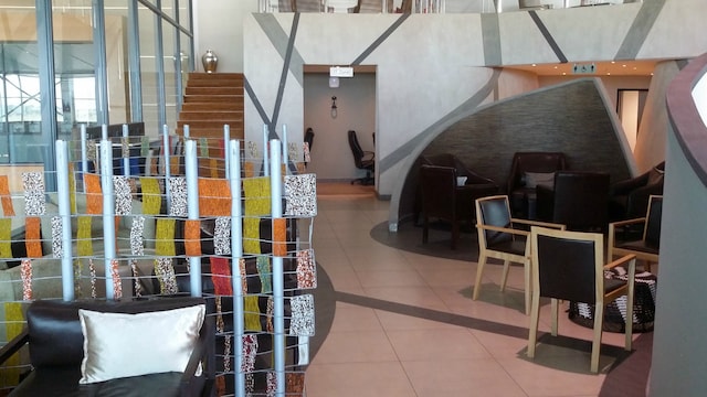 Lounge thumbnail 5
