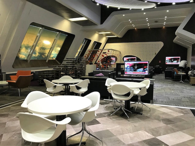 Lounge thumbnail 1