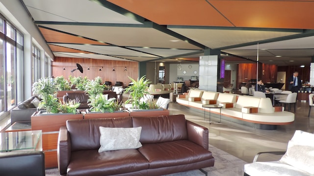 Lounge thumbnail 4