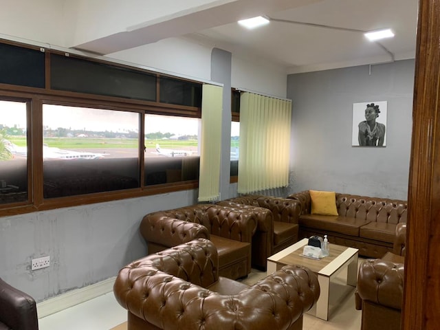 Lounge thumbnail 2