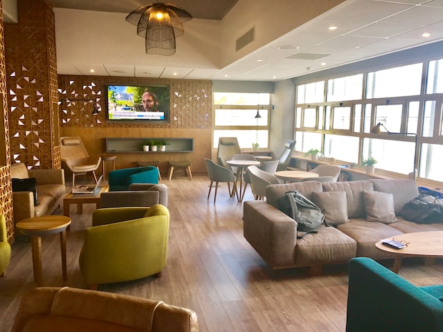 Lounge thumbnail 1