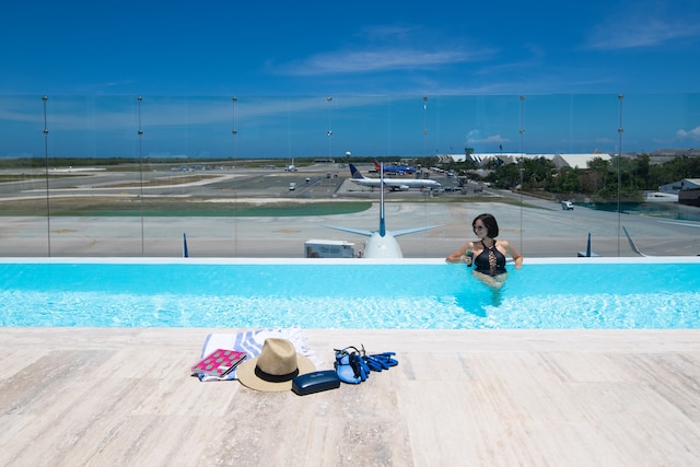 Lounge thumbnail 3