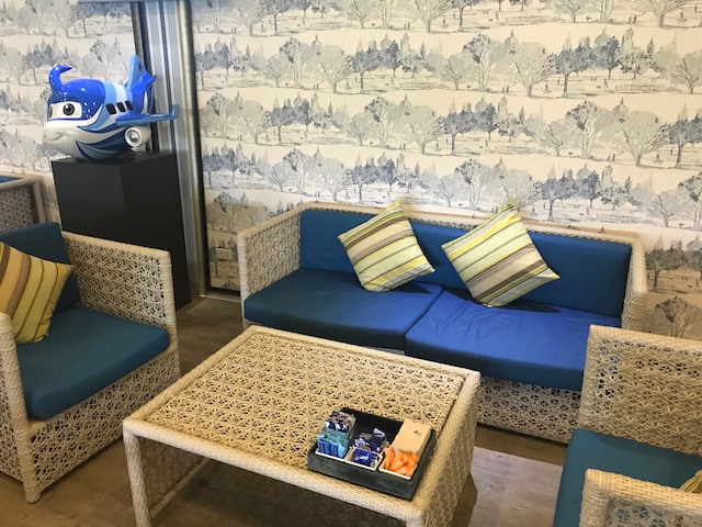 Lounge thumbnail 2