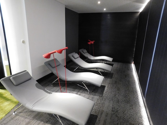 Lounge thumbnail 5