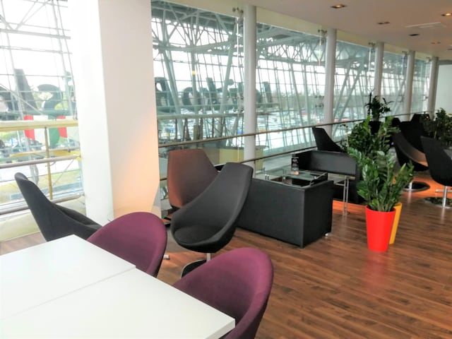 Lounge thumbnail 1