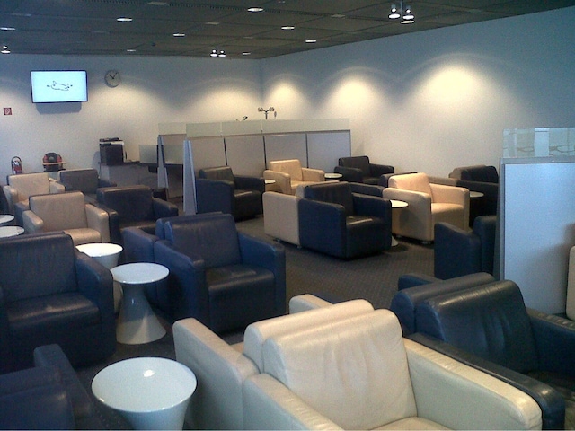 Lounge thumbnail 2