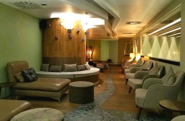 Lounge thumbnail 5