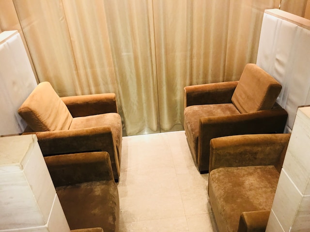 Lounge thumbnail 2