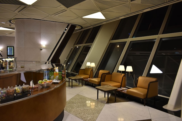 Lounge thumbnail 4