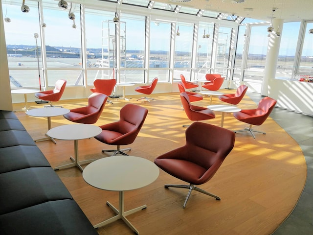 Lounge thumbnail 2