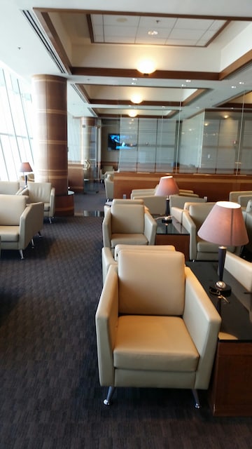 Lounge thumbnail 4