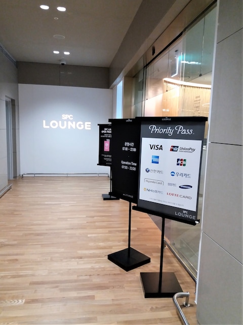Lounge thumbnail 4