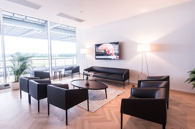 Lounge thumbnail 2