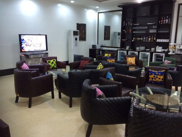 Lounge thumbnail 5