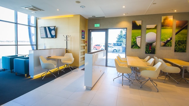 Lounge thumbnail 4