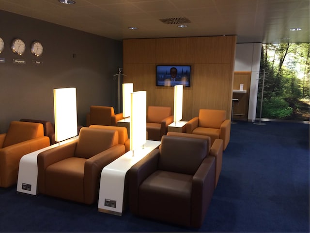 Lounge thumbnail 1