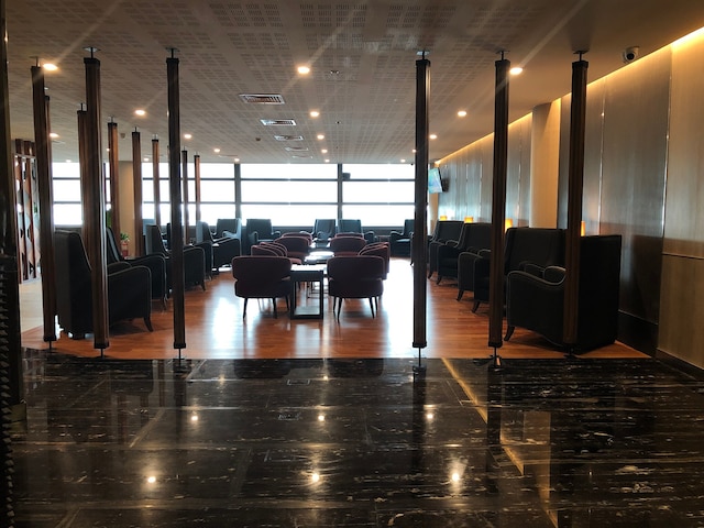 Lounge thumbnail 2