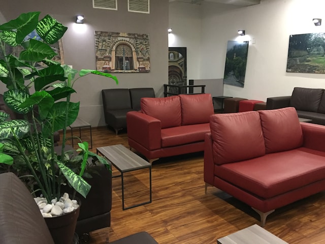 Lounge thumbnail 1