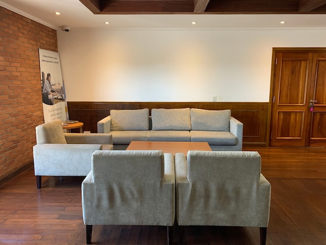Lounge thumbnail 1