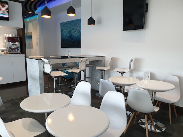 Lounge thumbnail 1