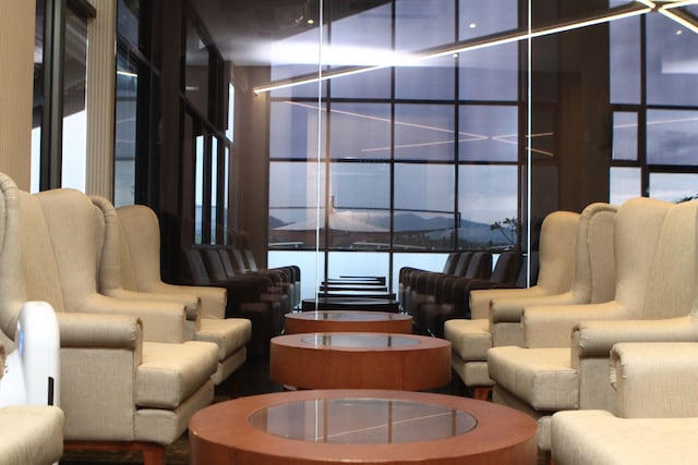 Lounge thumbnail 2