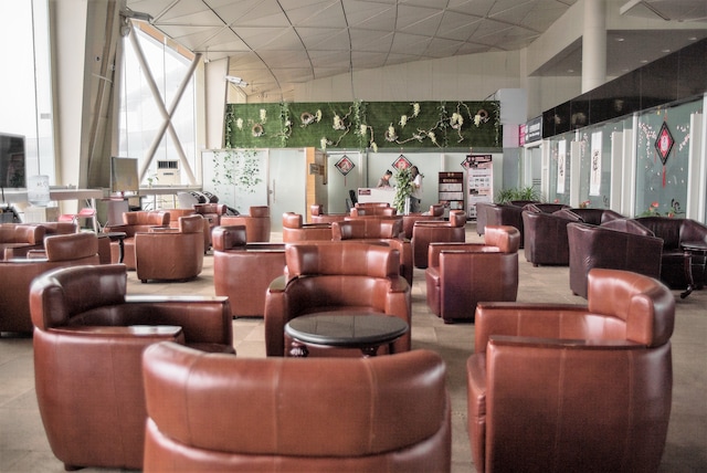 Lounge thumbnail 3