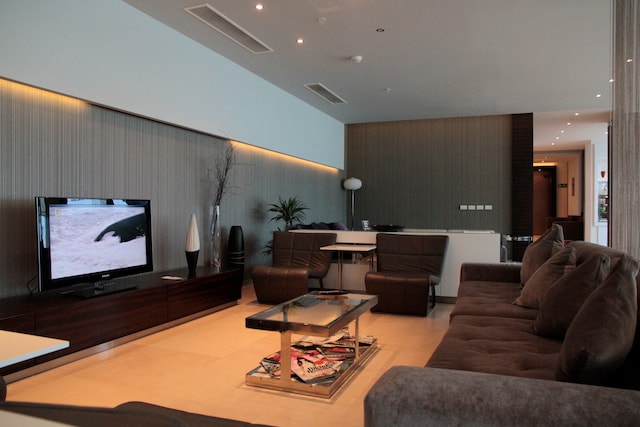 Lounge thumbnail 3