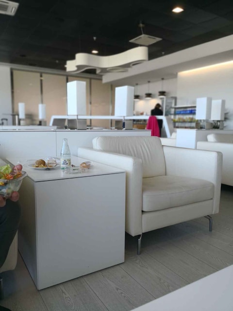 Lounge thumbnail 5