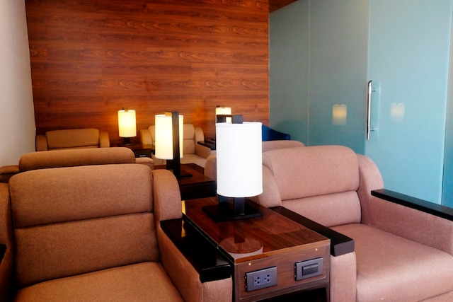 Lounge thumbnail 3