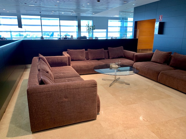 Lounge thumbnail 4